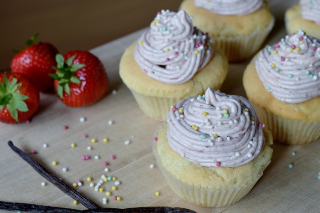 Vegane Erdbeer-Vanille-Cupcakes